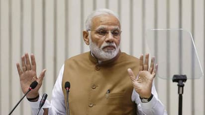 पीएम मोदी का कांग्रेस पर हमला, बोले - हम सुख बांट रहे, वो समाज