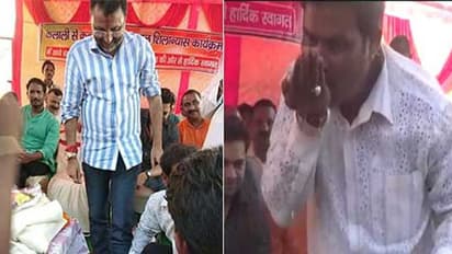 ఎంపీ పాదాలు కడిగి.. ఆ నీరుతాగిన అభిమాని