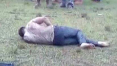 പൊലീസ് ഉദ്യോഗസ്ഥര് കണ്ടുനില്ക്കെ യുവാവിനെ ആള്ക്കൂട്ടം അടിച്ചുകൊന്നു