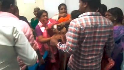 మున్సిపల్ అధికారిణిపై టీఆర్ఎస్ లీడర్ దాడి