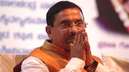 ప్రహ్లాద్ జోషీ భేటీ: సినీ నిర్మాత అశ్వినీ దత్ కు బిజెపి గాలం?