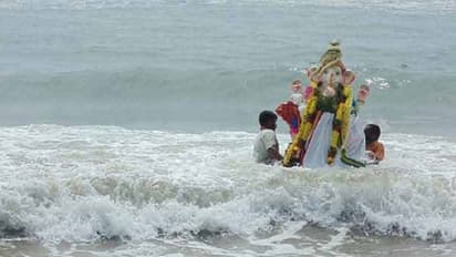 இந்து அமைப்புகளின் தலையில் விழுந்தது இடி.. தலையிட முடியாது என ஒதுங்கிய உயர்நீதி மன்றம்.  விநாயகர் ஊர்வலம்?????