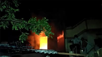 బట్టల దుకాణంలో అగ్నిప్రమాదం.. కోటీన్నర ఆస్తినష్టం, సురక్షితంగా బయటపడ్డ 10 మంది