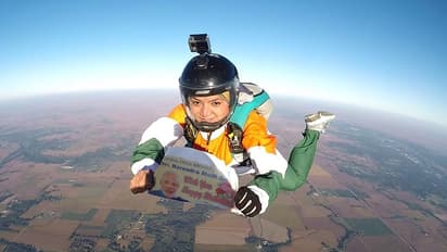 13 हजार फीट की उंचाई से छलांग लगा कर दी पीएम मोदी को जन्मदिन की बधाई