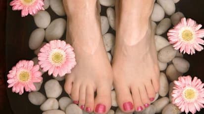 পায়ের বেহাল দশা, পুজোর আগে ঘরে বসে পায়ের যত্ন নিতে জেনে নিন কি করবেন