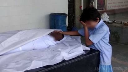 இறந்த தந்தை உடலை அடக்கம் செய்ய காசு இல்லாமல் தவித்த சிறுவன்! கண்கலங்க வைத்த புகைப்படம்!! குவியும் நிதி உதவி!