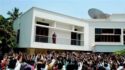 44 நாட்கள் அமைதி... போயஸ் கார்டனுக்கு படையெடுத்த சசிகலா..!