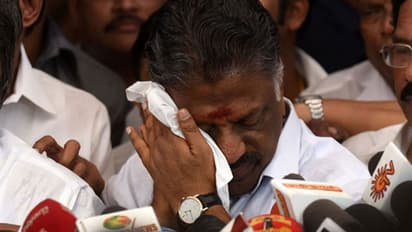 பதற்றத்தில் ஓபிஎஸ்... 11 எம்எல்ஏக்கள் தகுதி நீக்க வழக்கு விசாரணை தொடங்கியது