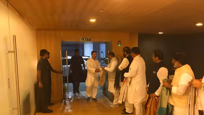 శంషాబాద్ విమానాశ్రయంలో రాహుల్ గాంధీ (ఫొటోలు)