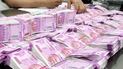 బస్సులో నోట్ల కట్టల కలకలం