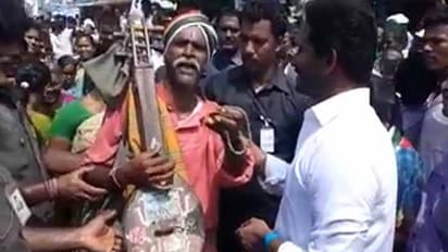 ప్రజాసంకల్ప యాత్రలో బుర్రకథ కళాకారుడితో వైఎస్ జగన్ (వీడియో)