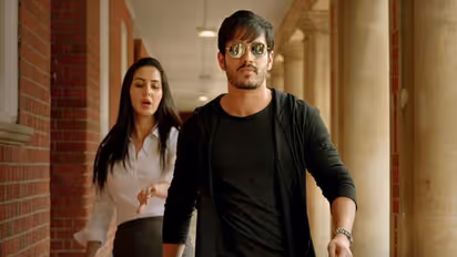 అక్కినేని అఖిల్ షర్ట్ విప్పేసి..!