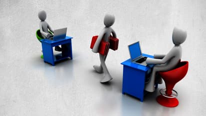 नौकरशाहों के कामकाज की समीक्षा करने जा रही सरकार, कुछ पर गिर सकती है गाज