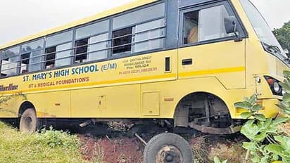 మళ్లీ తెలంగాణలోనే: ఊడిన స్కూలు బస్సు చక్రాలు.. బస్సులో  60 మంది చిన్నారులు