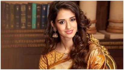 நீச்சல் உடையில் தோனி நடிகை! ரசிகர்களுக்கு இன்ப அதிர்ச்சி!