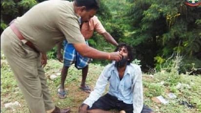 மனநலம் சரியில்லாதவருக்கு, உணவு ஊட்டி விட்ட போலீஸ்... குவியும் வாழ்த்துகள்!