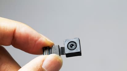 होटल के कमरे में छिपे कैमरे? ऐसे करें पता!