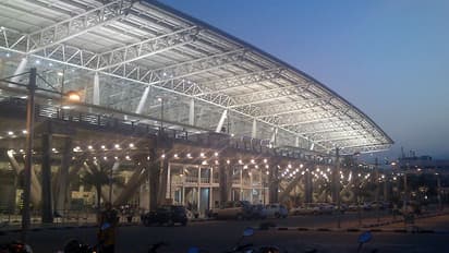 விமான நிலைய கார்கோவில் 41 செல்போன்கள் அபேஸ் - ஒப்பந்த ஊழியர் உள்பட 3 பேர் கைது