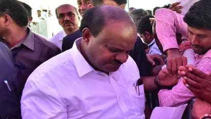 ಸಿಎಂ ಜೊತೆ ಸೆಲ್ಫಿಗೆ ಮುಗಿಬಿದ್ದ ಯುವಕರು