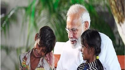 ಯಂಗ್ ಫ್ರೆಂಡ್ಸ್ ಜೊತೆ ಮೋದಿ ‘ಕಾನ್ ಕಿ ಬಾತ್’: ನೀವು ನೋಡಲೇಬೇಕಾದ ಫೋಟೋ!