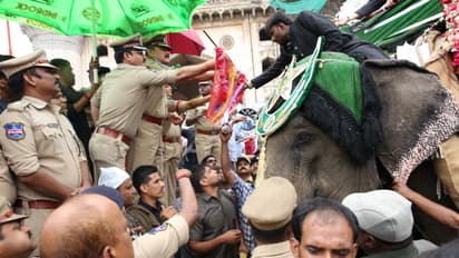 మొహర్రం ఊరేగింపులో సీపీ (ఫొటోలు)