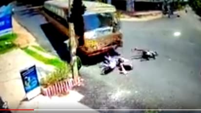 ബസിനടിയിലേക്ക് പാഞ്ഞു കയറുന്ന ബൈക്ക്; ഞെട്ടലോടെയല്ലാതെ ഈ വീഡിയോ കാണാനാവില്ല!