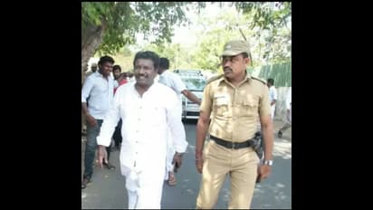 எடப்பாடிக்கு எதிராக கோஷம் போட்ட கருணாஸ் ஆதரவாளர்கள் !! வேட்டி கட்டி சென்ற கருணாஸ் !!