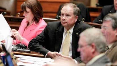 റേഡിയോ ന്യൂസിലൂടെ ലൈംഗികാരോപണവുമായി മകള്; തെരഞ്ഞെടുപ്പ് പ്രചാരണം അവസാനിപ്പിച്ച് നേതാവ്