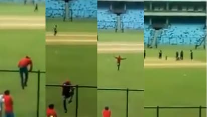 மைதானத்துக்குள் ஓடி இந்திய வீரரின் காலில் விழுந்த ரசிகர்!! வைரல் வீடியோ