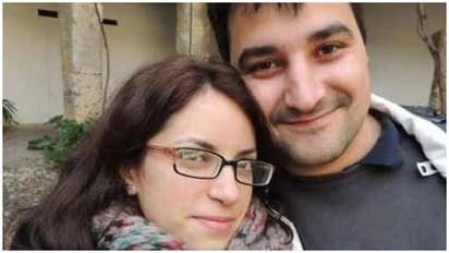 நிர்வாணமாய் நின்று திருமணம் செய்துக் கொண்ட காதல் ஜோடி..! பிறகு என்ன நடந்தது..? நீங்களே பாருங்க...!