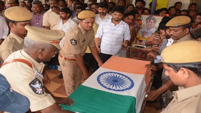 భారీ వర్షంలోనే.. ముగిసిన కిడారి అంత్యక్రియలు