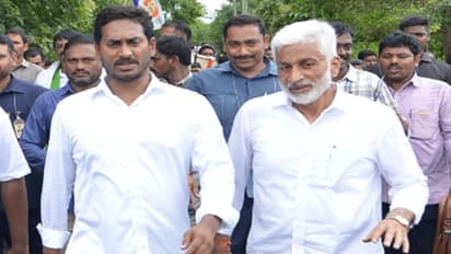 మూడు వేల కి.మీ. పాదయాత్ర: పైలాన్ ఆవిష్కరించిన జగన్ (వీడియో)