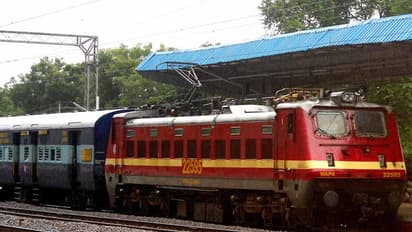 గొల్కొండ ఎక్స్‌ప్రెస్‌కు తప్పిన ముప్పు.. ప్రయాణికులు క్షేమం