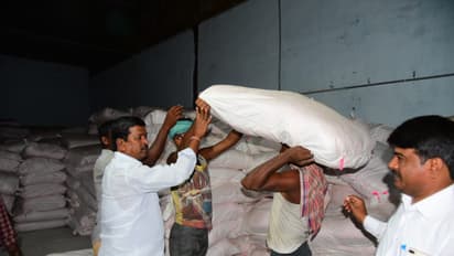 టీఆర్ఎస్ ప్రచార సామాగ్రి పంపిణీ ఎలా జరిగిందంటే (వీడియో)