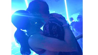 ఫోటో స్టొరీ: పబ్ లో అక్కినేని జంట.. వాటే రొమాంటిక్ కిస్!