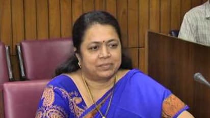 వరంగల్ మేయర్కి కార్పోరేషన్ అధికారుల ఝలక్: రూ. 2 లక్షల ఫైన్ విధింపు