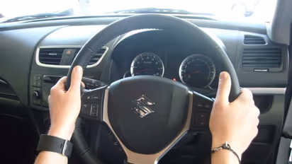 സ്റ്റിയറിംഗ് വീൽ എന്തുകൊണ്ട് വണ്ടിയുടെ മധ്യത്തിൽ നൽകുന്നില്ല? ഇതാ നാല് കാരണങ്ങൾ!