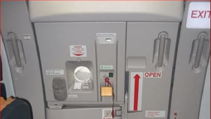 ಸುಸ್ಸುಗಾಗಿ ವಿಮಾನದ ಎಮರ್ಜೆಸ್ಸಿ ಡೋರ್ ತೆರೆದ ಭೂಪ: ಆಗಿದ್ದೇನು?