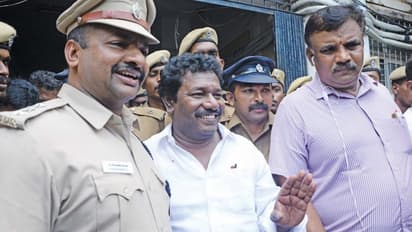 காக்கி சட்டைய கழட்டிட்டு வர்ரயா மோதிப் பார்க்கலாம்… சவால் விட்ட கருணாசுக்கும் அந்த டி.சி.அரவிந்துக்கும் அப்படி என்னதான் பிரச்சனை ? பின்னணி தகவல் !!