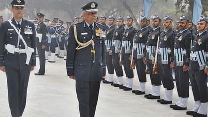 തോക്ക് വൃത്തിയാക്കുന്നതിനിടെ വ്യോമസേന ഉപമേധാവിക്ക് സ്വയം വെടിയേറ്റു