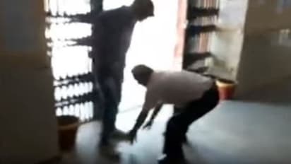 ಕಾರಿಡಾರ್ನಲ್ಲೆ ಎಬಿವಿಪಿ ಕಾರ್ಯಕರ್ತರ ಕಾಲಿಗೆ ಬಿದ್ದ ಪ್ರೊಫೆಸರ್, ವಿಡಿಯೋ ವೈರಲ್