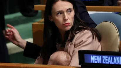 അമ്മയാണ്, പ്രധാനമന്ത്രിയുമാണ്; കൈക്കുഞ്ഞിനെയും കൊണ്ട് യു.എന് ജനറല് അസംബ്ലിയില് പങ്കെടുത്ത് പ്രധാനമന്ത്രി