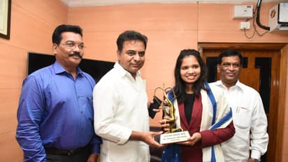 గవర్నర్ ను కలిసిన నీలకుర్తి సిక్కిరెడ్డి (ఫొటోలు)