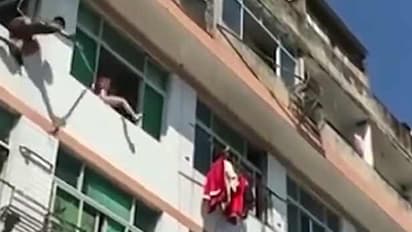 മൂന്നാം നിലയില് നിന്ന് ചാടാനൊരുങ്ങി യുവതി, ഒടുക്കം ഉദ്യോഗസ്ഥര് രക്ഷിച്ചതിങ്ങനെ; വീഡിയോ
