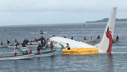 ലാന്റിംഗിനിടെ കായലില് പതിച്ച വിമാനത്തില്നിന്ന് ഒരു മൃതദേഹം കണ്ടെത്തി