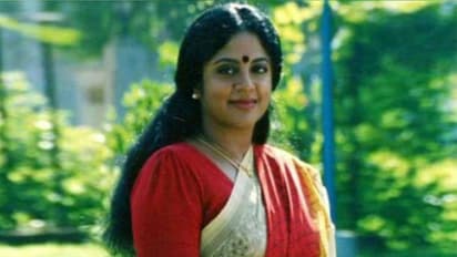 బిస్లరీ వాటర్ తోనే హీరోయిన్ స్నానం!