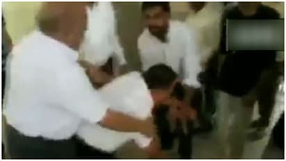 மாணவர்களின் காலில் விழுந்து மன்னிப்பு கேட்ட பேராசிரியர்..! எதற்காக தெரியுமா..?