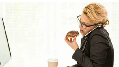 ఒత్తిడితో ఎక్కువ తినేస్తున్నారా..? కలిగే నష్టాలు ఇవే..!