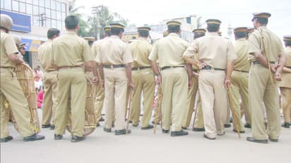 കാറില് പോയ എഡിജിപിയെ സല്യൂട്ട് ചെയ്തില്ല; രാജ്ഭവന് ഡ്യൂട്ടിയിലുണ്ടായിരുന്ന 20 പൊലീസുകാര്ക്ക് ശിക്ഷാ പരേഡ്!