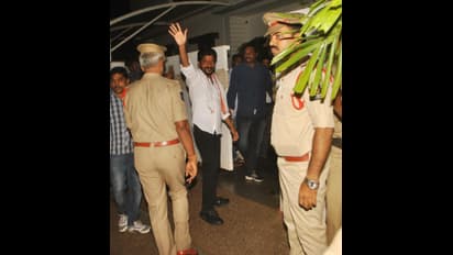 టీఆర్ఎస్ లో చేరమంటూ పోలీసులే బెదిరిస్తున్నారు: ఈసీకి రేవంత్ ఫిర్యాదు